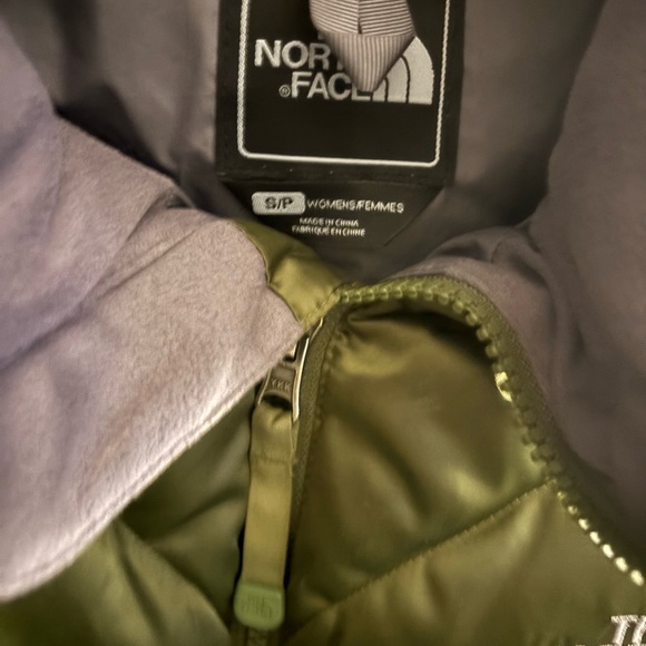 The North Face Green Puffer Jacket with High Collar and Diamond Quilting - Picture 2 of 2
